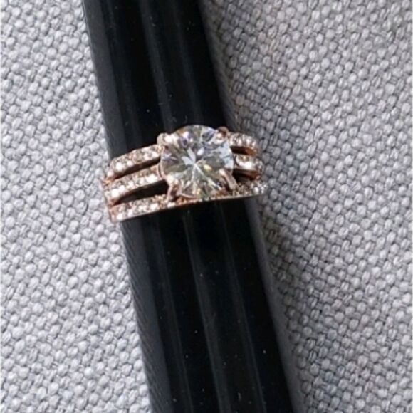 🆕️ Rose color triple band with center stone - Picture 1 of 1